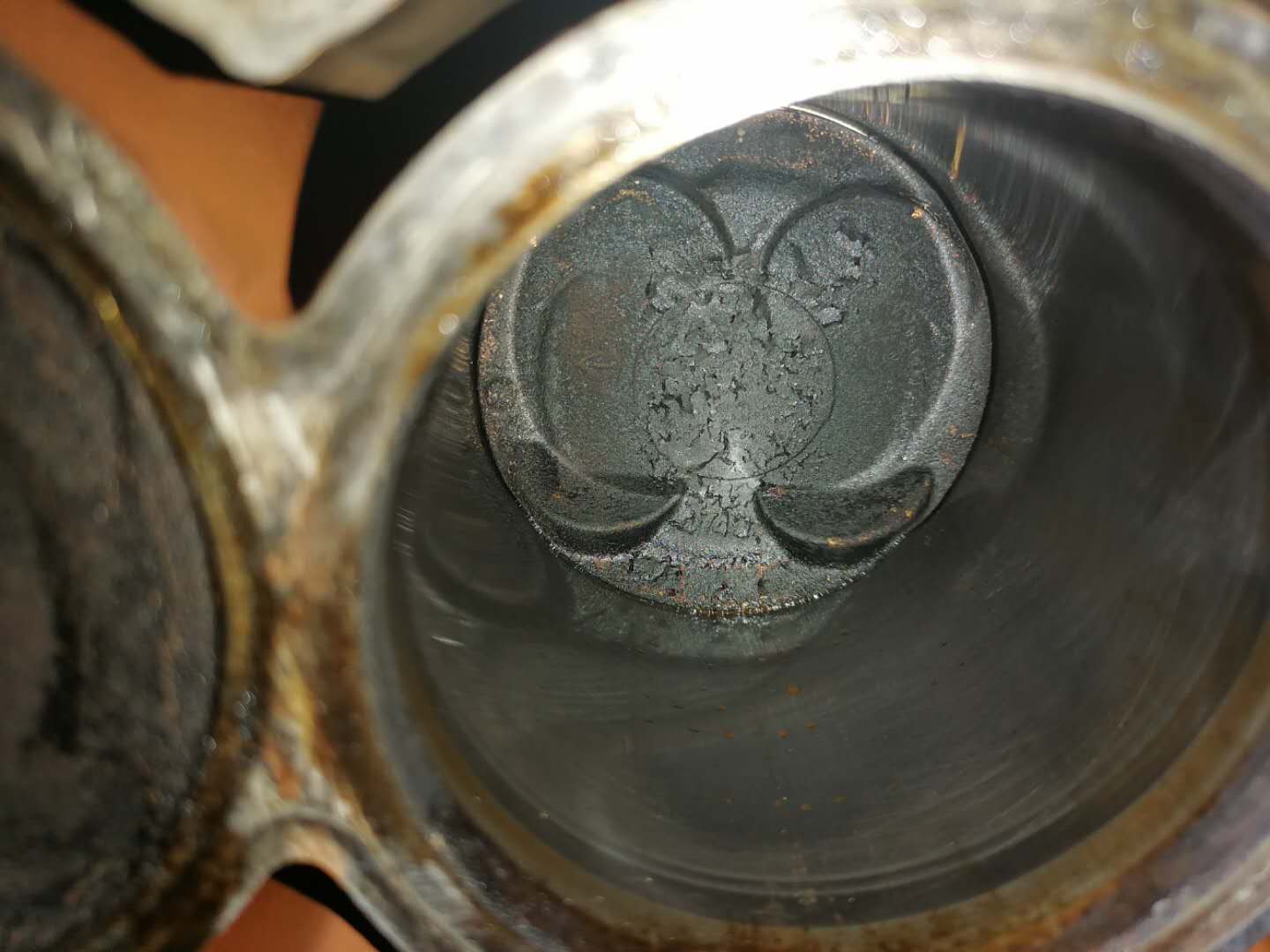 凸轮轴瓦盖不上油,凸轮轴瓦盖上紧转不动