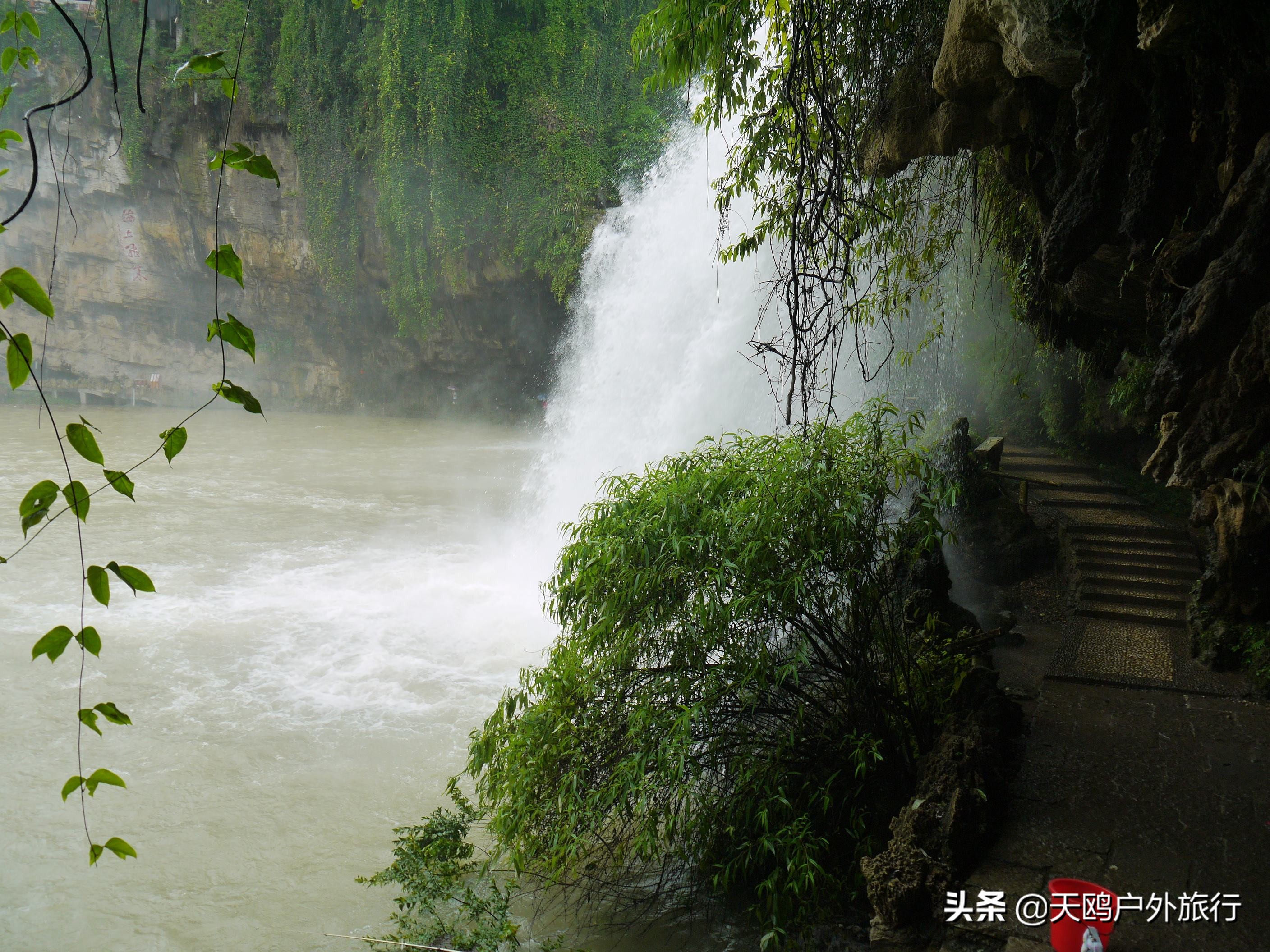 芙蓉镇一座挂在瀑布上的千年古镇,瀑布上的千年古镇芙蓉镇