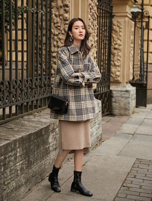 冬季最火穿搭秘籍：毛呢大衣搭针织连衣裙，让你秒变韩剧女主角