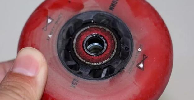 轮滑鞋怎么保养视频,如何给轮滑鞋做保养