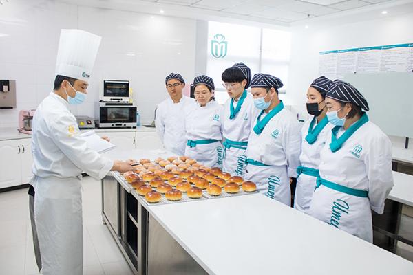 中专毕业，从打工到月入7K的名企店长，看90后的他如何逆风翻盘