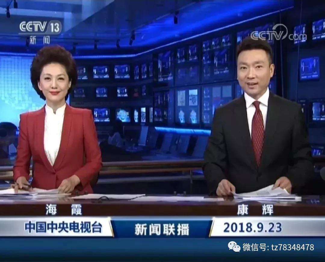 《新闻联播》播音结束后，主持人总会低声聊聊天，他们在聊什么呢