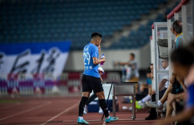 神仙打架!苏宁一方各轰2球,各收1张红牌,握手言和