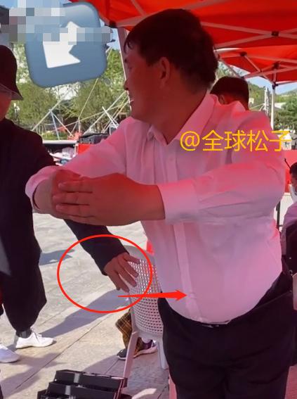 大衣哥被赶下舞台,大衣哥被直播回放完整版