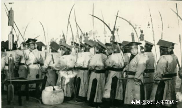 罕见老照片：1915年袁世凯身穿龙袍登基称帝全过程