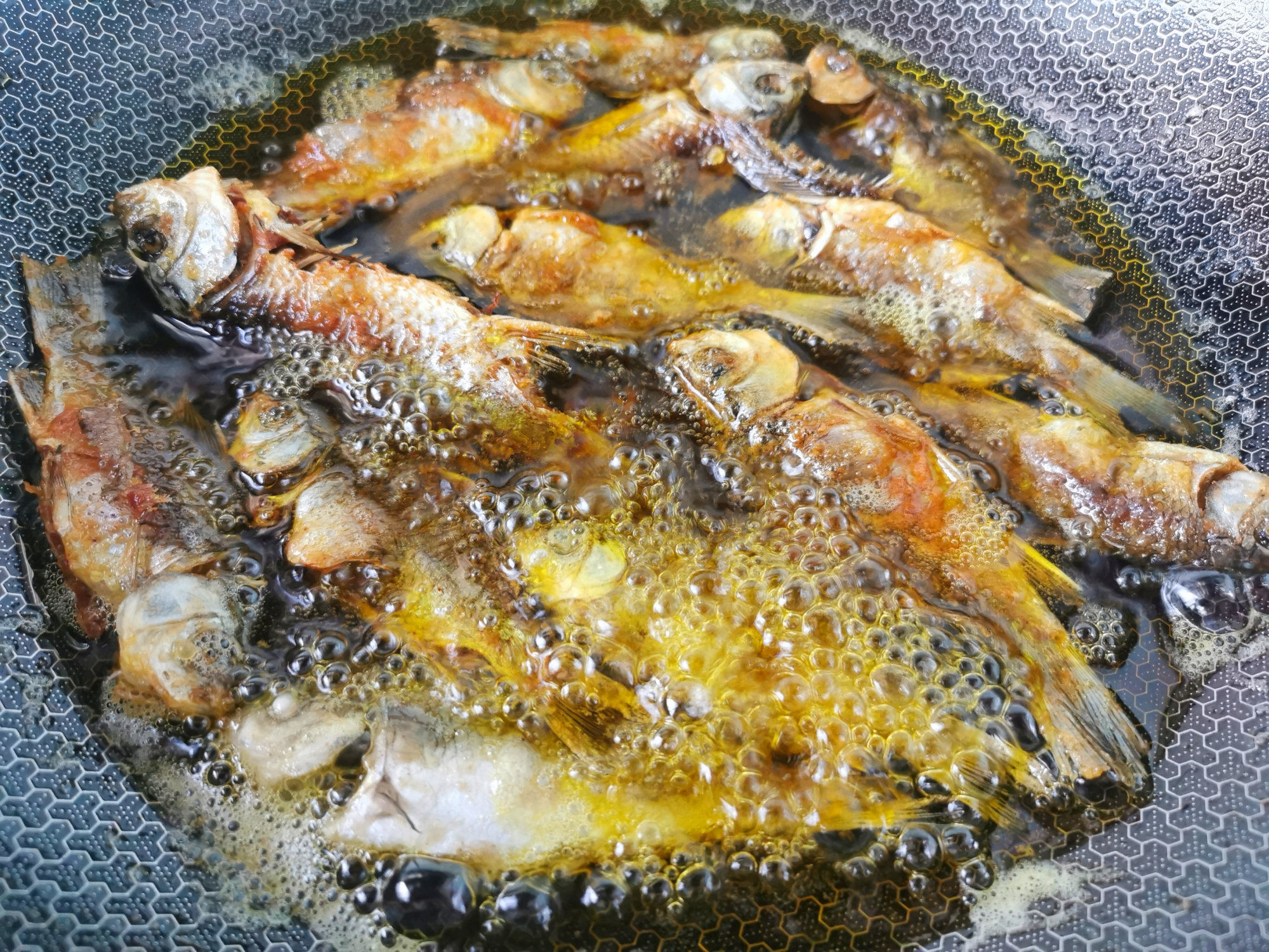 酥炸小鲫鱼怎么做不掉皮,炸小鲫鱼怎么做又酥又脆好吃