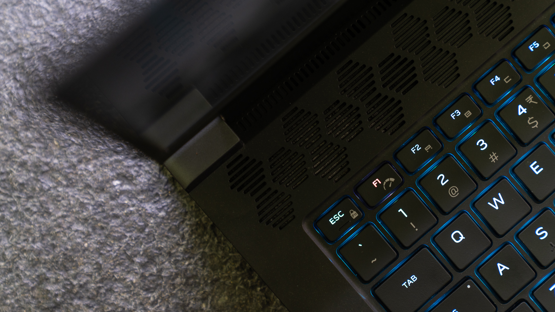 玩家的终极梦想英雄联盟,alienwarem15r6游戏本外观