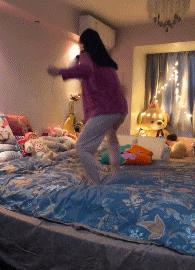 搞笑gif图妹子你这智商真是堪忧啊,搞笑gif妹子你这发型挺别致啊