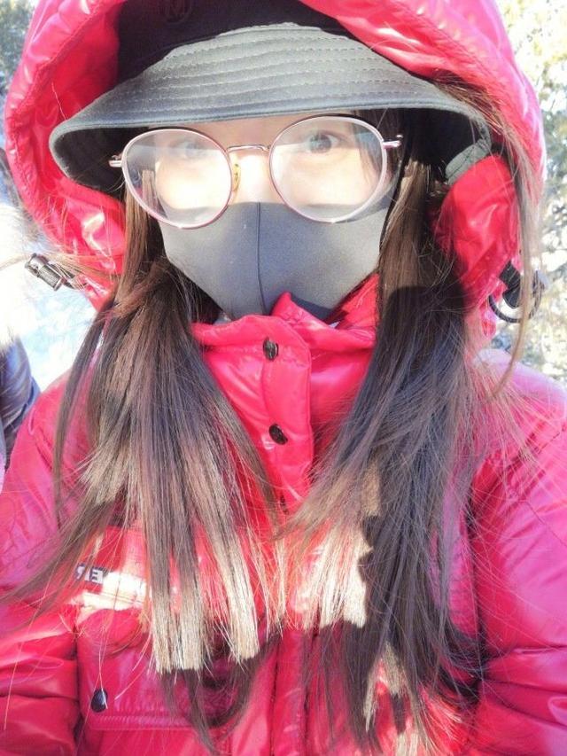 唐嫣银色亮面羽绒服保暖又时尚,唐嫣羽绒服冬季穿搭