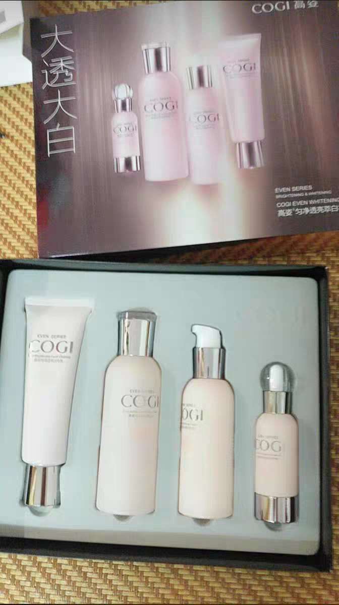 高姿的蓝瓶用起来很舒服,粉瓶实在不敢恭维,我和妈妈都用过敏了