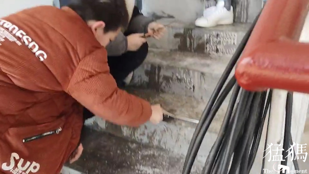 河南郑州某暖气爆管,一居民楼冻住五层楼