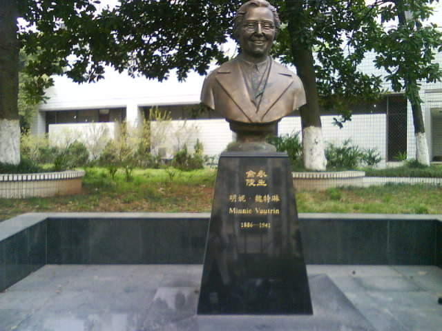 拯救上万中国妇孺的美国人，却最终自杀，墓碑上刻着“观音菩萨”