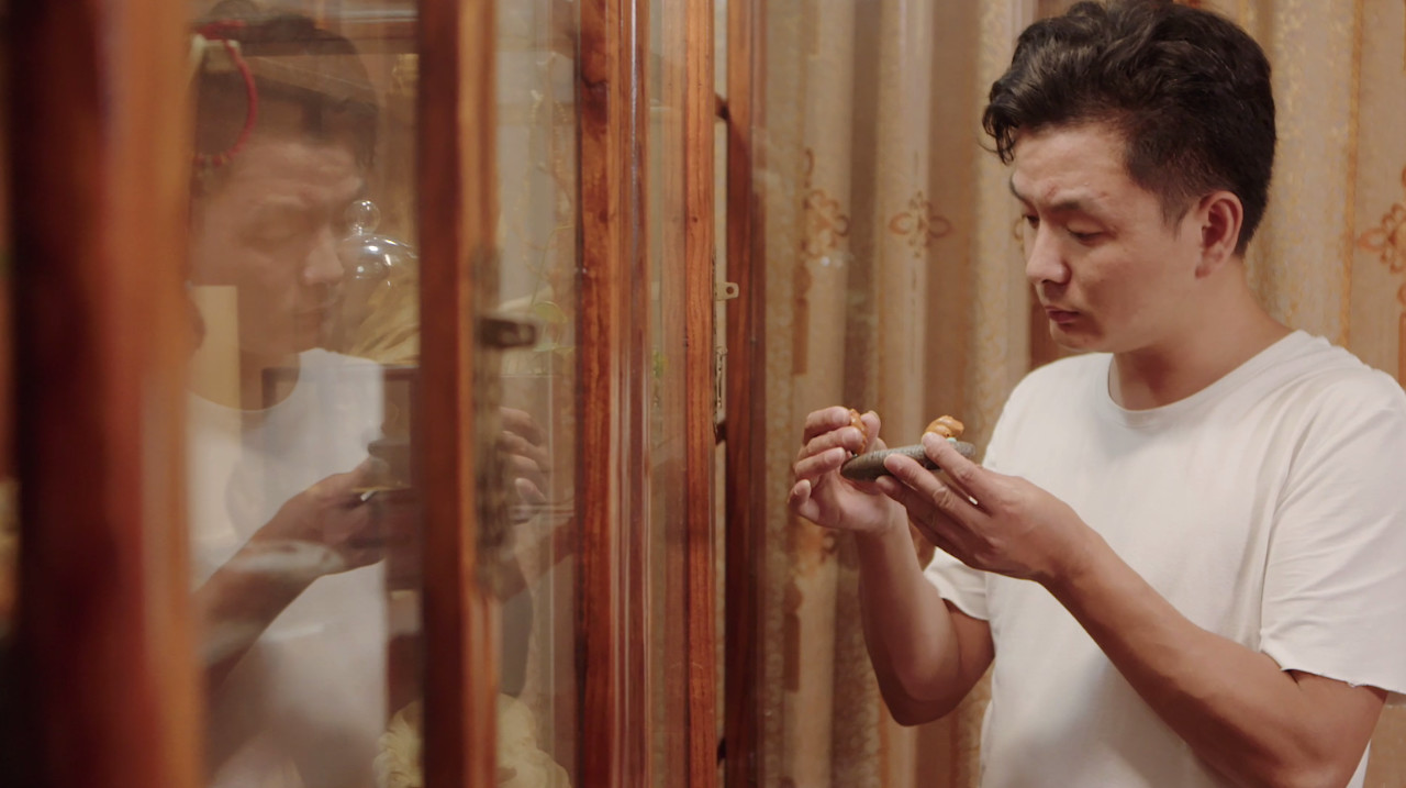 小小一个桃核，他把玩了十年，刻出了自己的“写意核雕”