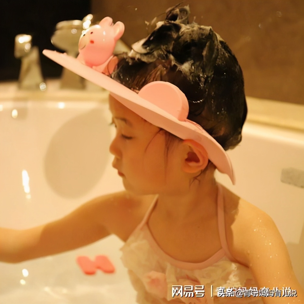 宝宝洗澡害怕妈妈忍不住笑,宝宝洗澡害怕洗头