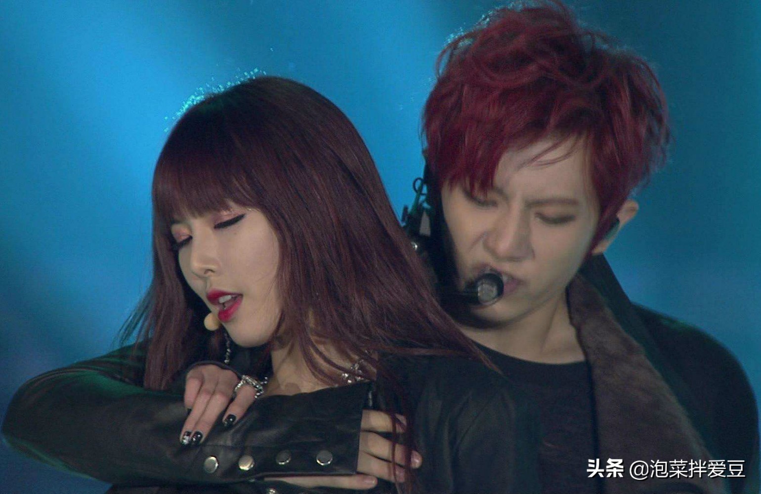 刺激！粉丝请韩国女爱豆唱和前绯闻对象的歌，一旁男友的回应亮了