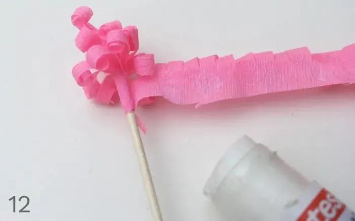 用手工纸做出来的花型装饰,软皱纹纸手工花