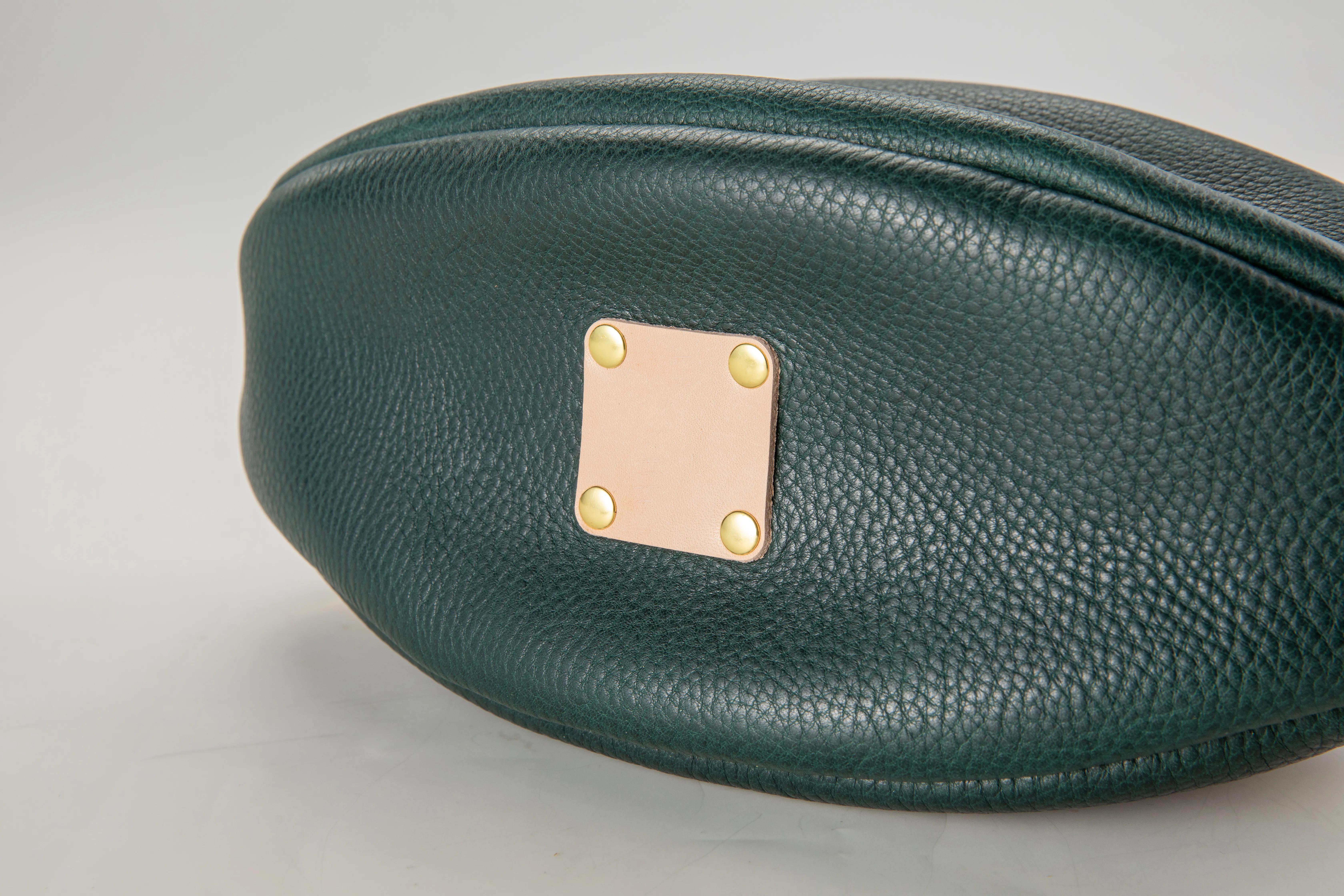 手工皮具橄榄球包制作,橄榄球型包包制作