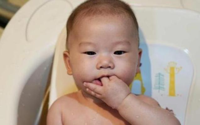 宝宝口欲期吃手要洗干净吗,孩子吃手有什么好办法