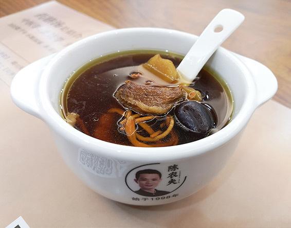 现在的年轻人啤酒里面泡枸杞,90后喝啤酒泡枸杞