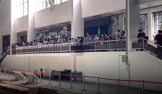 假期兵马俑景区俑比游客多,兵马俑博物馆怎么找导游