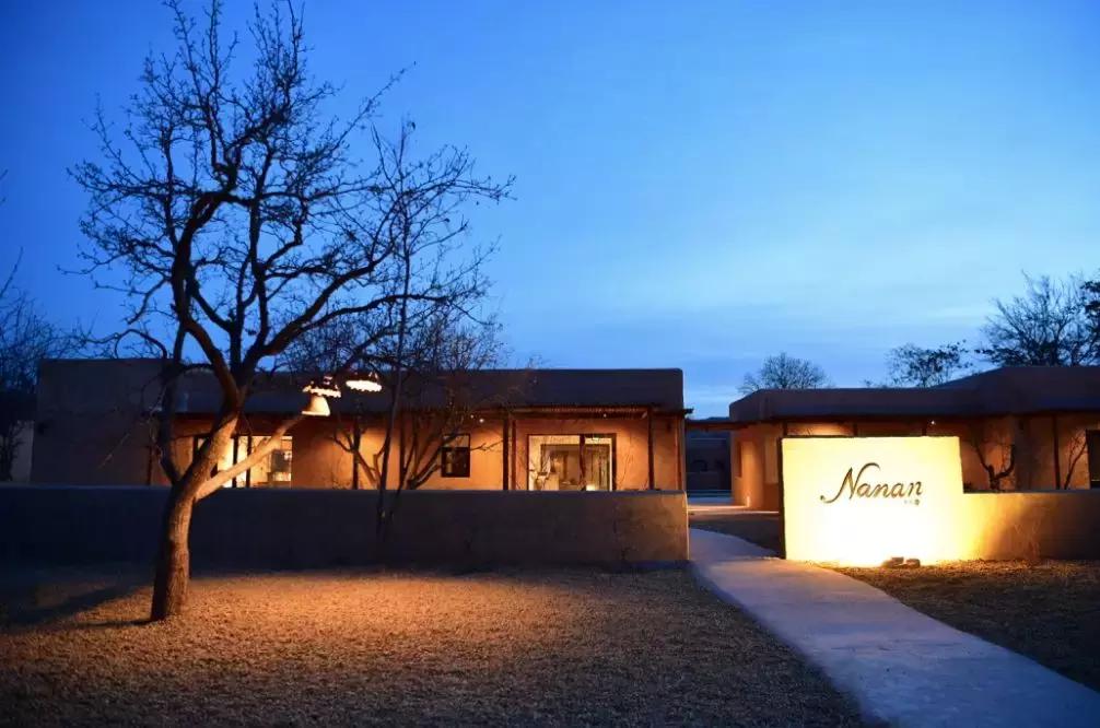 把泳池搬进沙漠，圈黄河做庭院，一个男人的西部世界，可以有多野