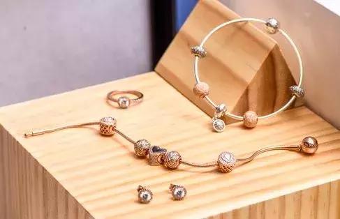 王诗龄炫富,李湘给王诗龄穿名牌包包