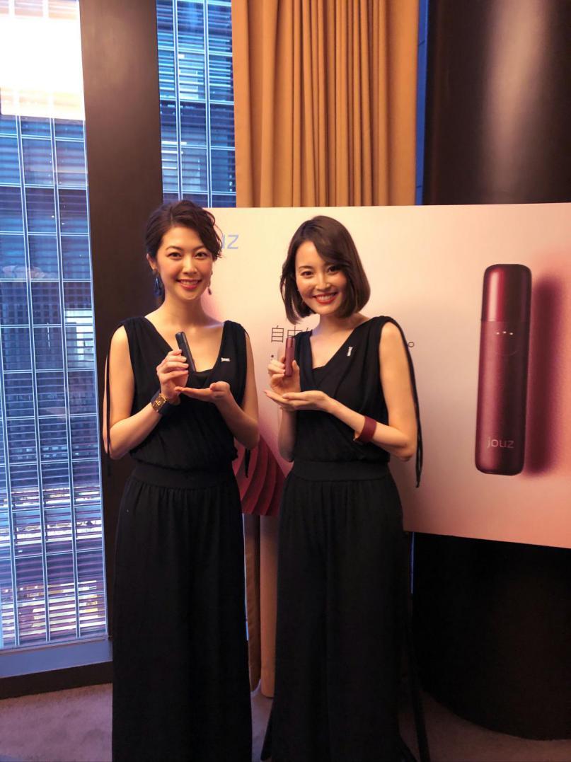全球首款翻盖式*子烟电**亮相日本东京， jouz加速布局国际市场
