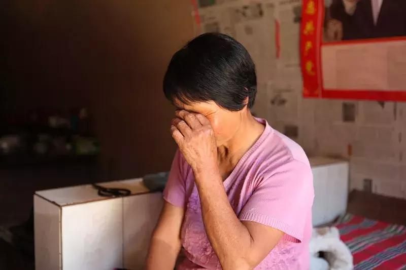 村书记在乡下帮村民处理什么事情,驻村干部下地干活