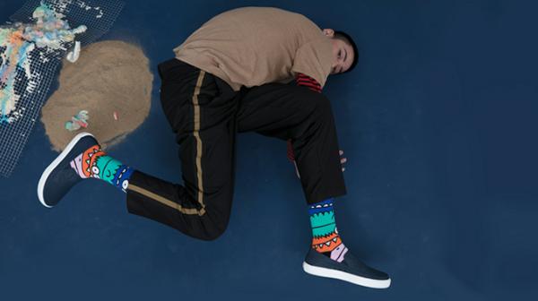 拖鞋才是夏日街头最靓的仔,时代少年团穿拖鞋要不要穿袜子