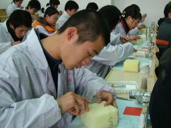 二本医学院的医学生有出路吗,二本院校医学有必要报考吗