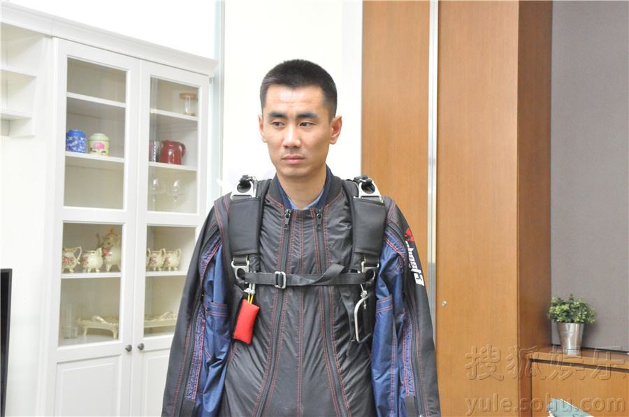 中国第一人翼装飞行视频,中国第一翼装飞行人在天门山试飞