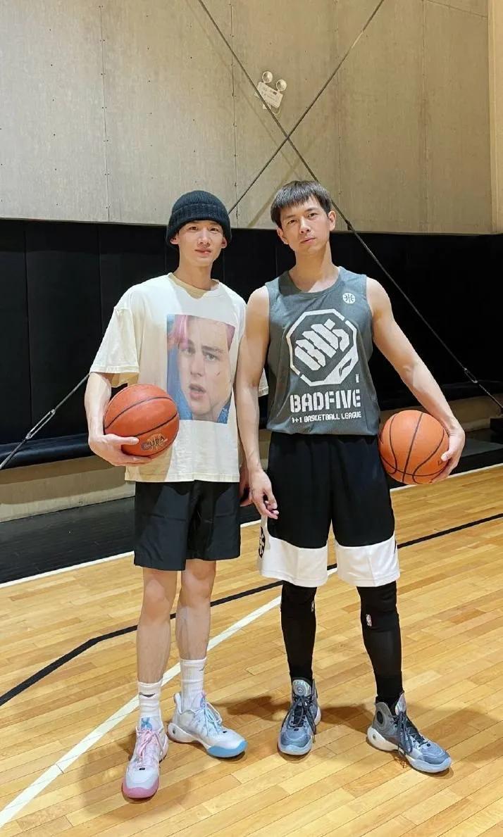 白敬亭穿的安踏粉色篮球鞋是哪双,白敬亭打篮球上海安踏活动背影