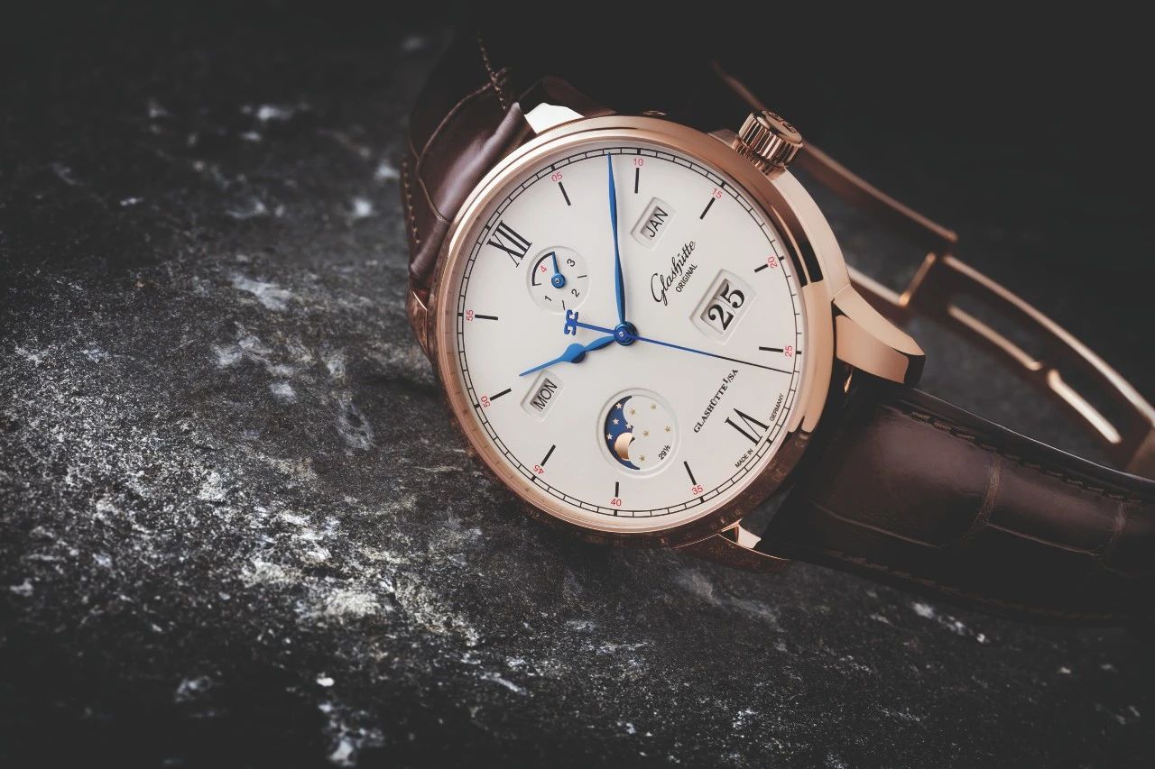 什么时候手表最值得购买,三款20到30万的万年历腕表推荐