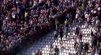 2万人见证一场疯狂德比！*力暴**群殴是正常操作，整座球场烟火四起