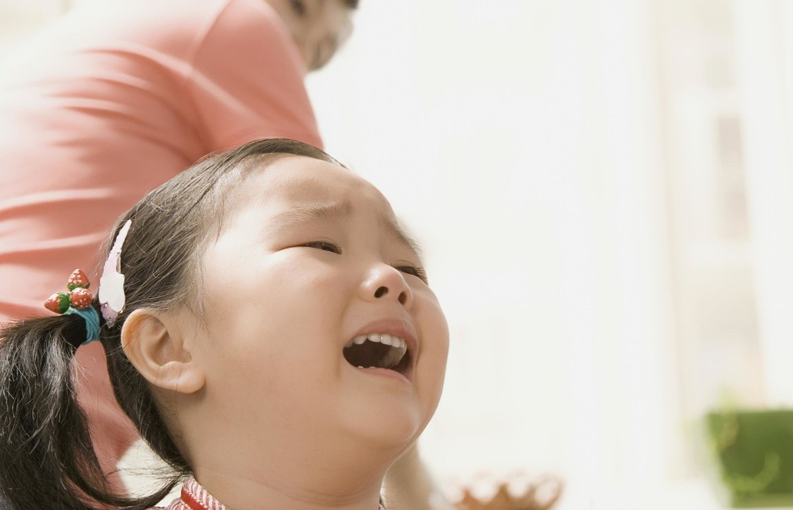 小孩哭闹一招止哭的视频,孩子哭闹时正确的安抚话术