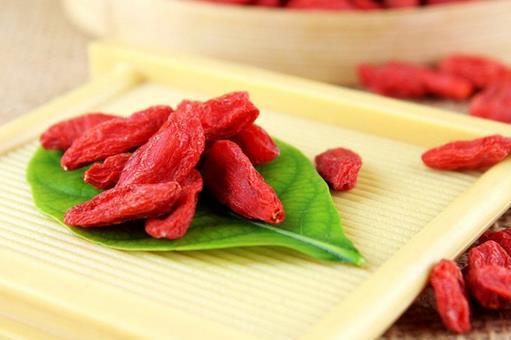 枸杞加红茶泡水对身体有伤害吗,坚持每天喝枸杞能变白吗