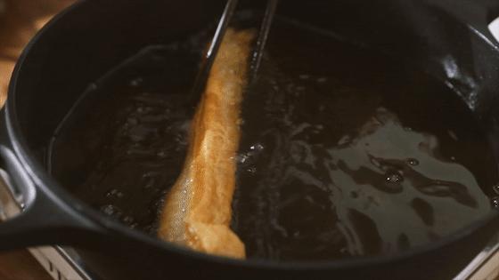 早餐油条怎么做酥脆松软完整教程,酥脆可口的油条是怎么做出来的