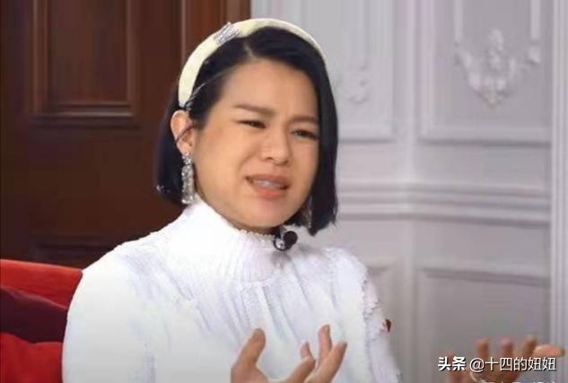 胡杏儿三胎后照片,胡杏儿三胎生子公开一家人合影