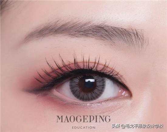 眼影盘颜色太多了咋办,眼影盘很多花