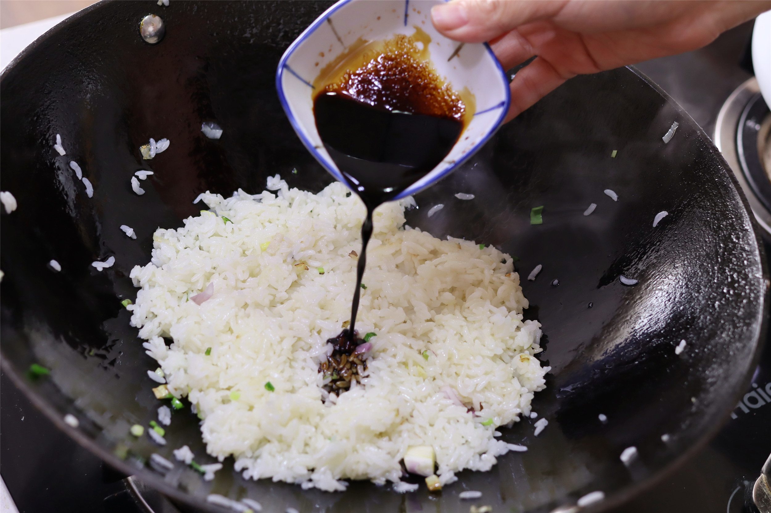 蛋炒饭怎么把老蛋炒焦脆,蛋炒饭每粒饭裹上3到4个蛋花