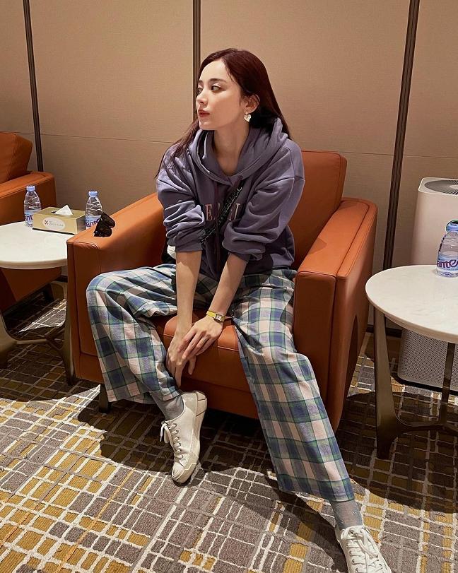 古力娜扎最新牛裤仔穿搭 (古力娜扎穿深v复古格子衫)