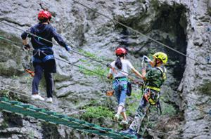 飞拉达攀岩溜索丛林溯溪地心探洞,清远飞拉达丛林探险