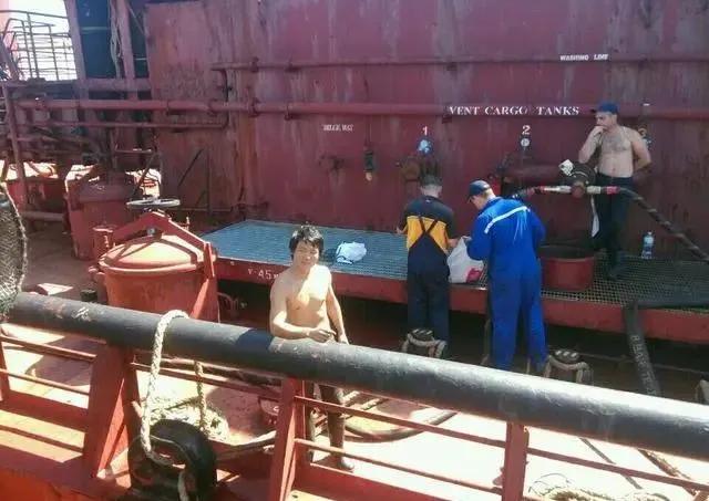 我在远洋船上捕鱼的日子，用啤酒跟俄国人换帝王蟹，香烟是硬通货