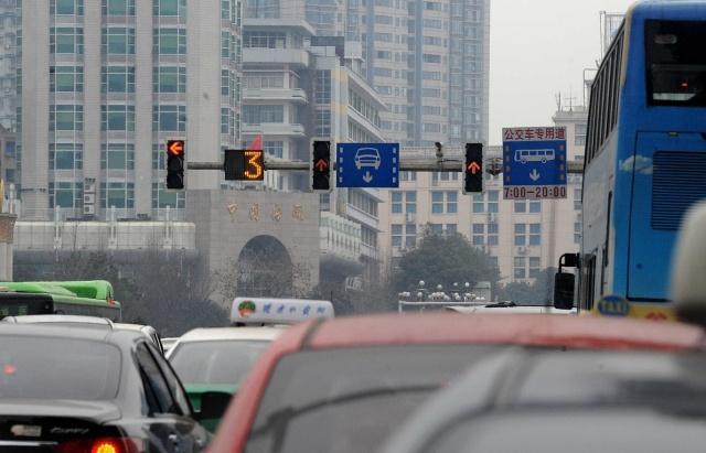 黄灯最后一秒过线，是继续走还是停下来？这样算闯红灯吗？