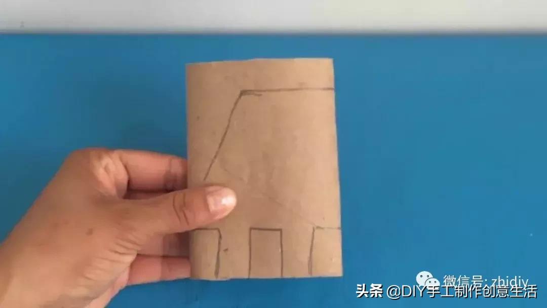 用白纸做个可爱的咩咩羊,用纸折一个可爱的小山羊