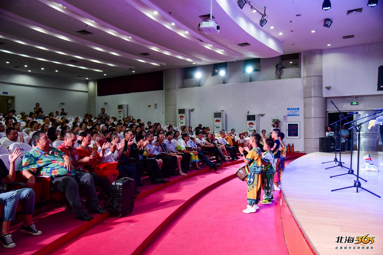 我在北海图书馆拍了一场特别的晚会，观众情不自禁跟着节奏动起来