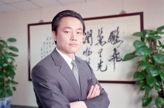 熬过12年铁窗生涯,黄光裕身后原来一直站着“不倒的靠山”