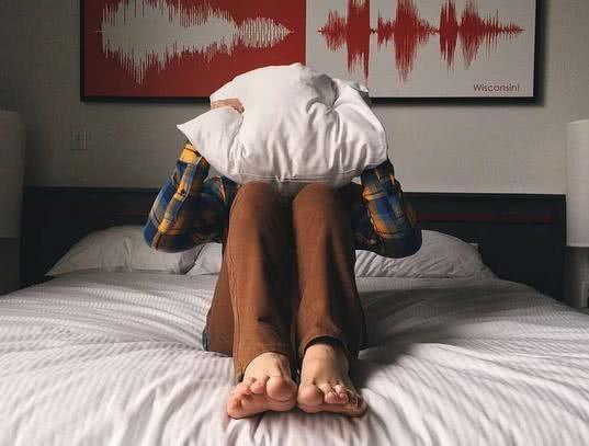 床单久睡不晒螨虫“成堆”?教你1招,不用洗不用晒,轻松除螨虫