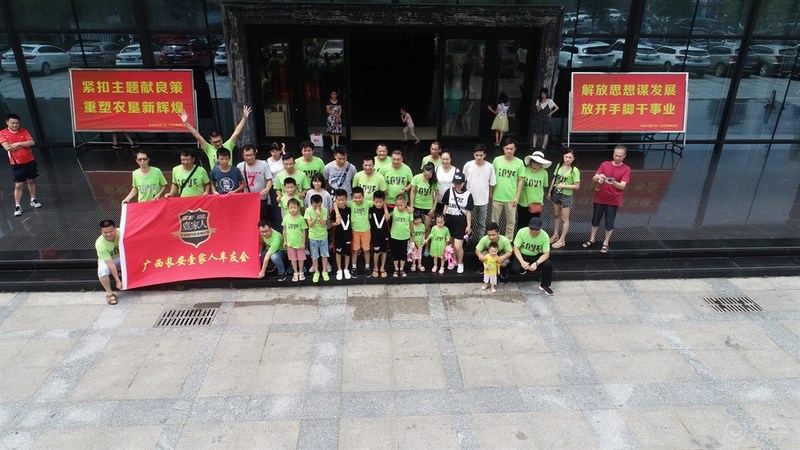 游山玩水老有所乐,和朋友一起游山玩水