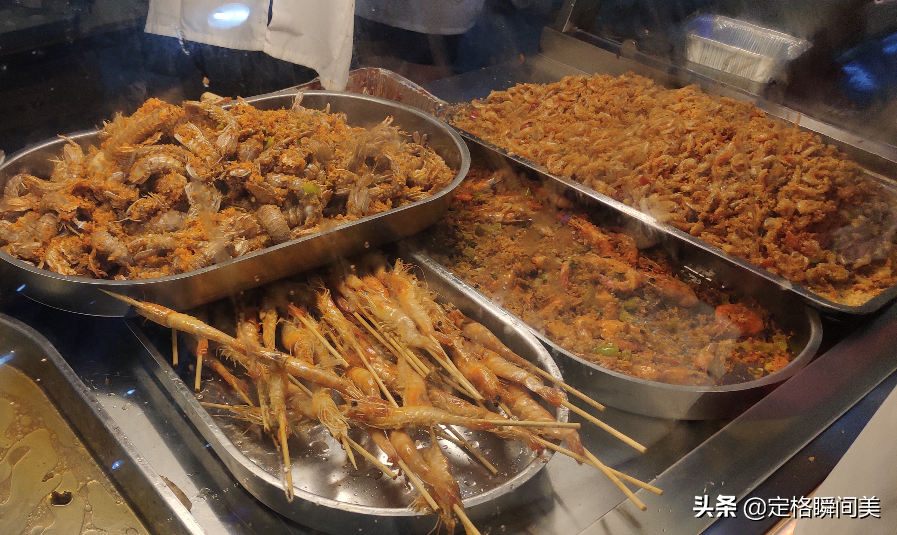 小生意赚大钱,晚上顾客排长队,一月的收入比你一年挣得都多